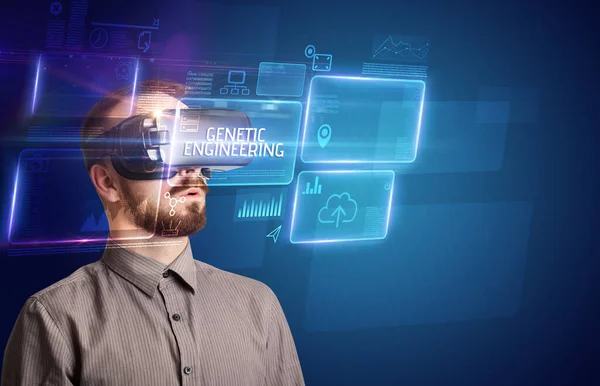 Homme d'affaires regardant à travers des lunettes de réalité virtuelle, concept technique — Photo