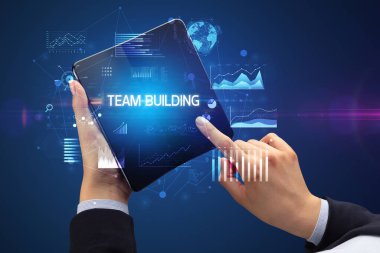 İş adamı katlanabilir bir akıllı telefon tutuyor, iş konsepti