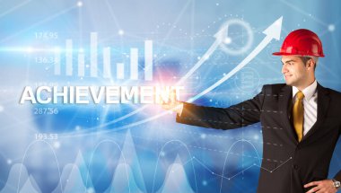 Miğferli genç iş adamı.