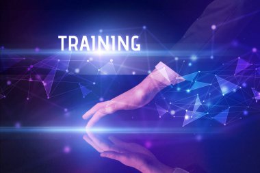 İş adamı dev ekrana dokunuyor