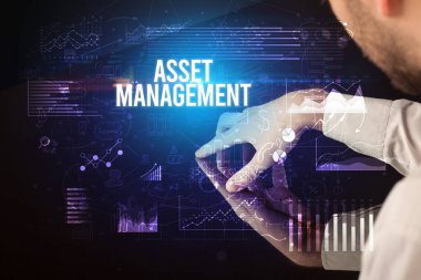 İş adamı dev ekrana dokunuyor