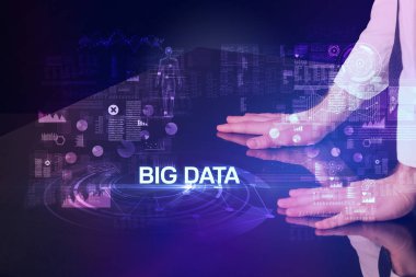 İş adamı büyük ekrana dokunuyor