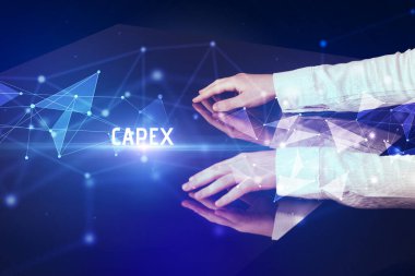 İş adamı dev ekrana dokunuyor