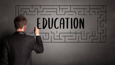 İş adamı labirent çiziyor