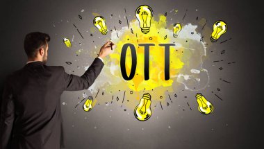 Adam renkli ampul çiziyor.