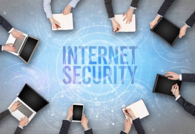 Bir dizüstü bilgisayarın önünde bir grup insan, güvenlik kavramı