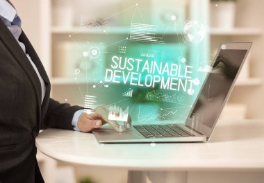 Bilgisayarda çalışan bir iş adamının yan görüntüsü