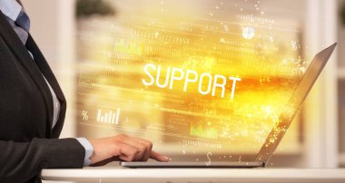 Dizüstü bilgisayarda çalışan iş adamlarının yakınlaşması