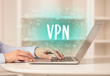 Eller yeni modern bilgisayarda çalışıyor.