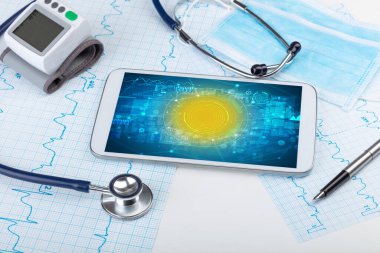 Tıbbi kısaltmalı bir tabletin yakın plan görüntüsü