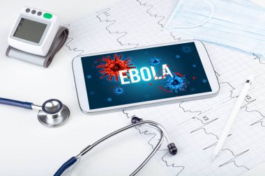 Beyaz yüzeyde tablet pc ve doktor araçları