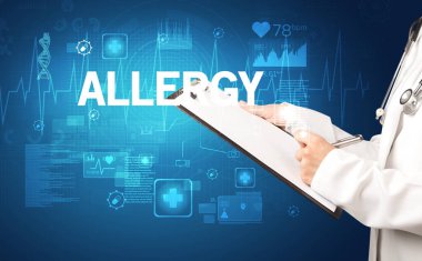 Genç doktor notlar yazıyor.