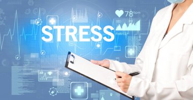 Genç doktor notlar yazıyor.