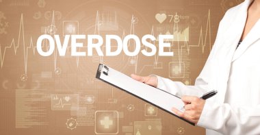 Genç doktor notlar yazıyor.