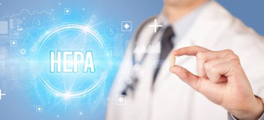 Sana ilaç veren bir doktorun yakın çekimi.