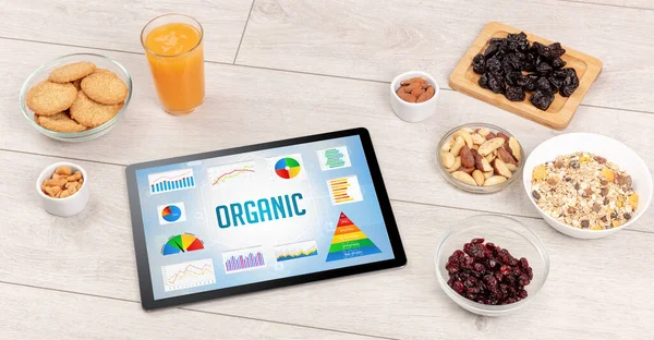 有機食品とタブレットPC — ストック写真
