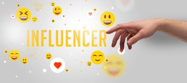 Sosyal medya kavramına işaret eden kırpılmış ellerin yakın çekimi