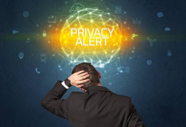 Bir iş adamının arka görünüşü, online güvenlik kavramı