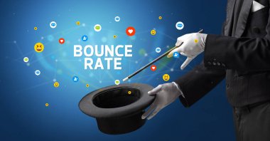 Sihirbaz sihir numarası yapıyor.