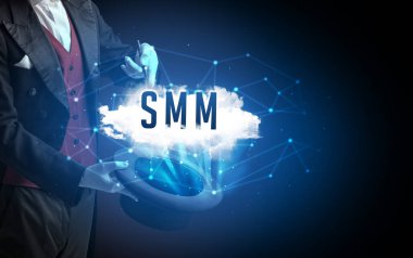 Sihirbaz ya da illüzyonist sihir numarası yapıyor.