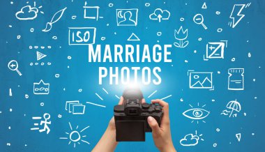 Dijital kamerayla fotoğraf çeken el.