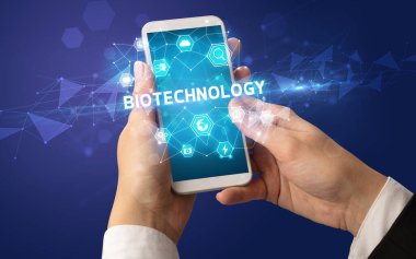 Teknoloji kavramına sahip akıllı telefon kullanımı