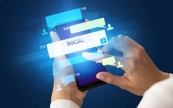 Mão usando smartphone com conceito de mídia social — Fotografia de Stock