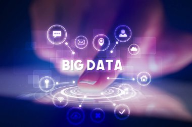 Web teknolojisi simgeleriyle tablete dokunmak