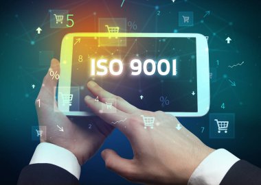 Alışveriş yazısıyla el ele tutuşma tabletinin yakın çekimi