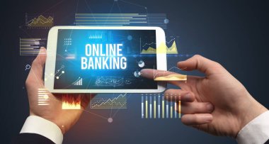 İşletme yazıtlı tableti tutan ellerin yakın çekimi