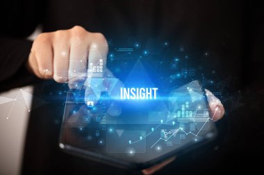 İş adamı katlanabilir bir akıllı telefon tutuyor, iş konsepti