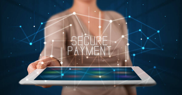 Человек держит планшет, концепция безопасности