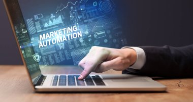 Dizüstü bilgisayarda çalışan iş adamı