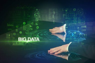 İş adamı büyük ekrana dokunuyor