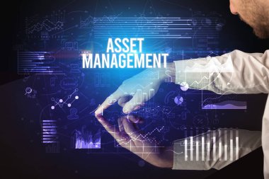 İş adamı dev ekrana dokunuyor