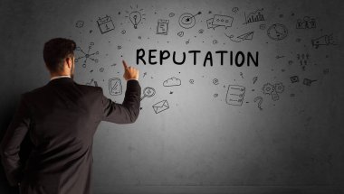 İş adamı yaratıcı bir fikir çiziyor.