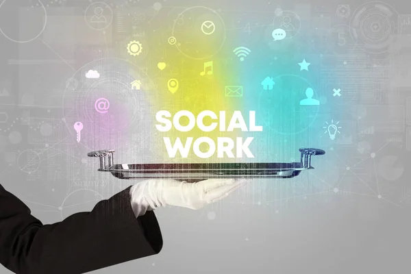 Cameriere che serve i social network — Foto Stock