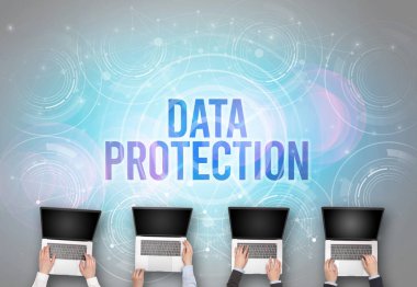 Bir dizüstü bilgisayarın önünde bir grup insan, güvenlik kavramı