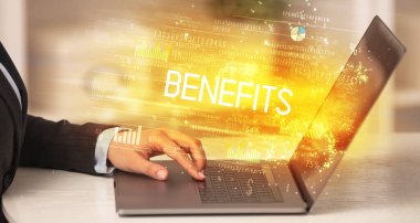 Dizüstü bilgisayarda çalışan iş adamlarının yakınlaşması