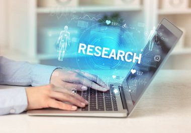 Doktor sağlık kontrolü yapıyor.