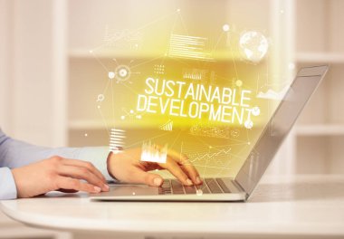 Bilgisayarda çalışan bir iş adamının yan görüntüsü