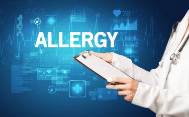 Genç doktor notlar yazıyor.