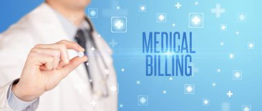 İlaç veren bir doktorun yakın çekimi.