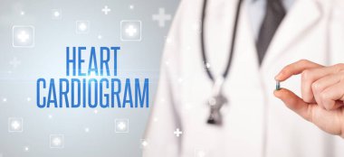 İlaç veren bir doktorun yakın çekimi.