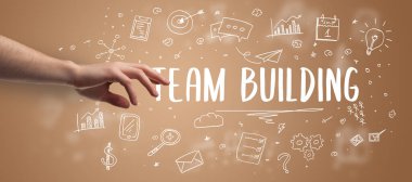 İşletme yazıtlarına işaret eden kırpılmış elin yakın çekimi