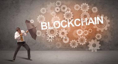 Şemsiyeyle savunma yapan iş adamı