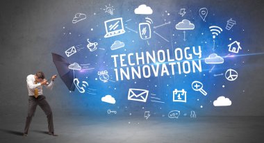 Şemsiyeyle savunma yapan iş adamı, modern teknoloji konsepti