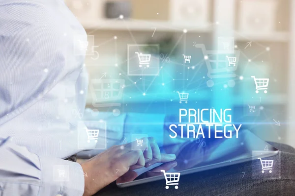 Genç adam tabletle alışveriş yapıyor.