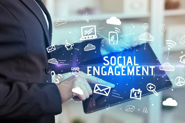 Sosyal Ağ Kullanan Bir Kişinin Yakın Çekimi