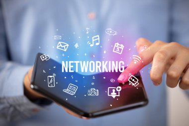 Katlanabilir akıllı telefonu olan bir iş adamı, sosyal medya kavramı